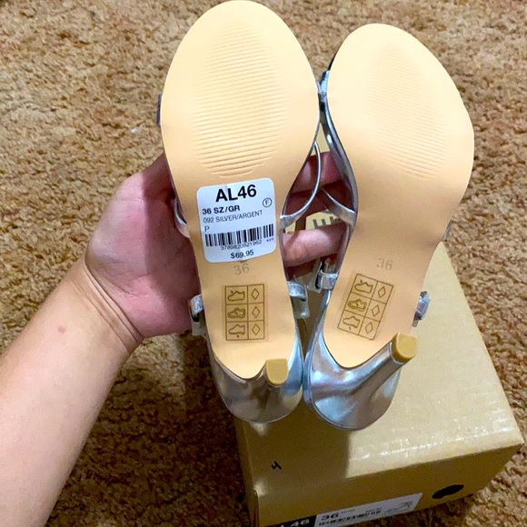 Brand new sandals || SZ 6 - Picture 5 of 5